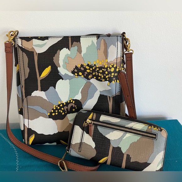 Fossil Crossbody and Wristlet Wallet - Picture 3 of 12